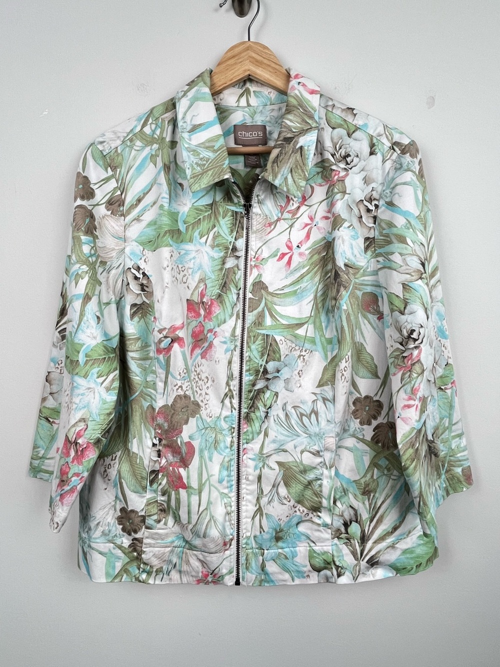 Chicoโs tropical print cotton spandex 3/4 sleeve zip front jacket, XL.